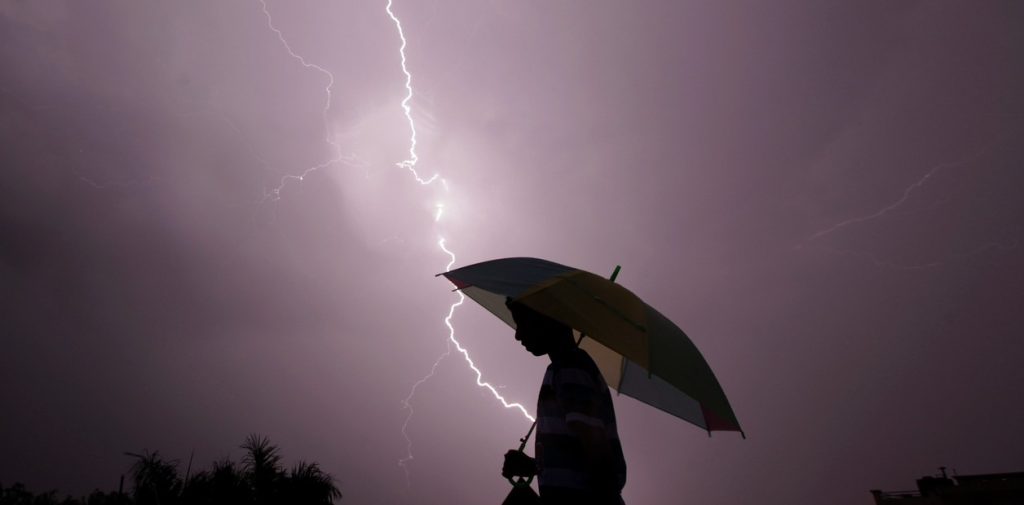 Persona atravesando una tormenta con determinación, símbolo de resiliencia emocional
